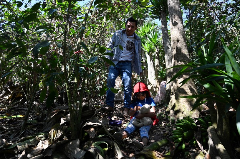 Oscar Marquez, brat właściciela farmy "El Encanto" i dwuletnia Alexa /Orlando SIERRA /AFP