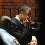 Oscar Pistorius we łzach. Został oskarżony o morderstwo z premedytacją