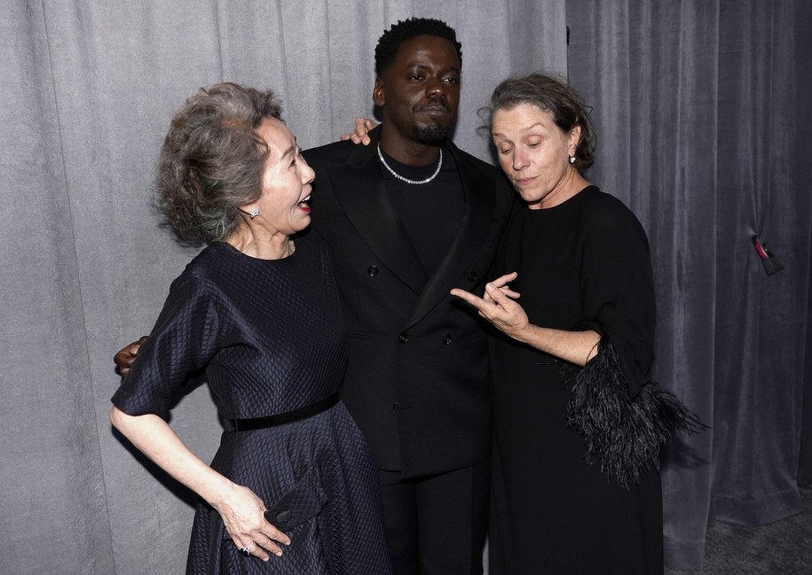 Oscary 2021. Youn Yuh-jung - najlepsza aktorka drugoplanowa ("Minari"), najlepszy aktor drugoplanowy Daniel Kaluuya ("Judas and the Black Messiah") i Frances McDormand, nagrodzona za pierwszoplanową rolę w "Nomadland" /Chris Pizzello / POOL /PAP/EPA