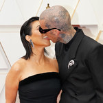 Oscary 2022: Kourtney Kardashian i Travis Barker zamanifestowali swoją miłość namiętnym pocałunkiem