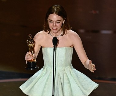 Oscary 2024: Emma Stone wyszła na scenę z pękniętą sukienką! 