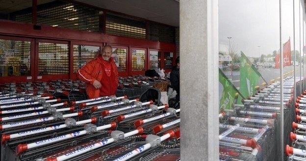 Osiedlowe sklepy to przyszłość /AFP