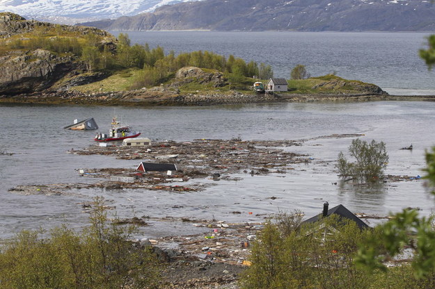 Osiem budynków osunęło się do morza /Hanne Larsen / Altaposten  /PAP/EPA