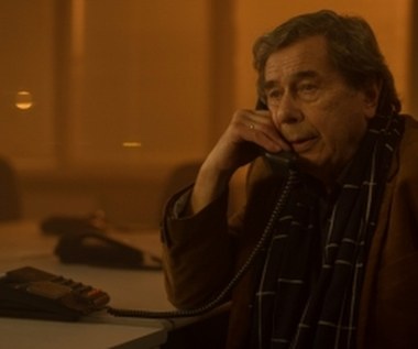 Osiem lat później do Gdyni ściąga ją jej były szef, Nowicki (Janusz Gajos), wysoki oficer CBŚ, który stoi na czele zespołu prowadzącego dochodzenie w sprawie biznesowopolitycznych powiązań na Pomorzu. Grupa ma za zadanie rozpracowanie przestępców zajmujących się budowaniem piramidy finansowej o ogromnym zasięgu.