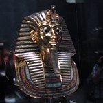 Osiem osób oskarżonych o zniszczenie maski Tutanchamona