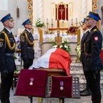 Osierocił dwójkę małych dzieci. Pożegnano strażaka, który zginął w akcji w Poznaniu 