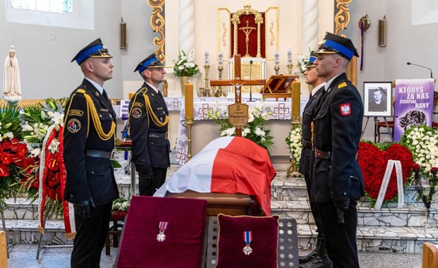 Osierocił dwójkę małych dzieci. Pożegnano strażaka, który zginął w akcji w Poznaniu 