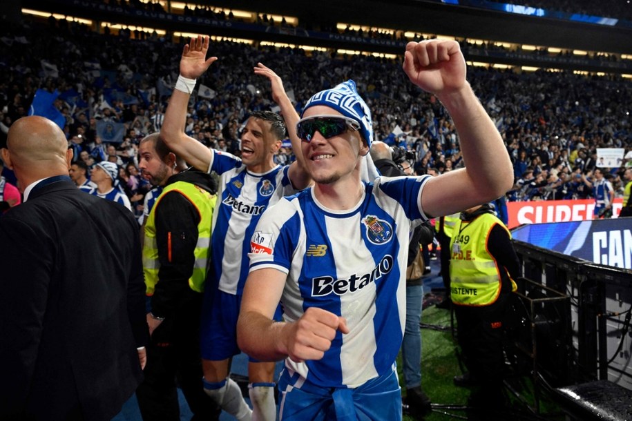Oskar Pietuszewski i Jan Bednarek świętujący mistrzostwo FC Porto /MIGUEL RIOPA / AFP /East News