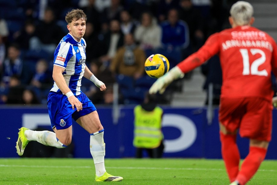 Oskar Pietuszewski z debiutanckim golem w FC Porto. /PAP/EPA/JOSE COELHO /AFP/PAP/EPA