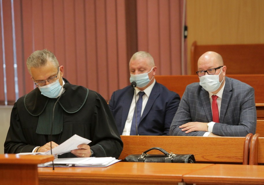 Oskarżeni burmistrz Biskupca Kamil Kozłowski (P), prezes PWiK w Biskupcu Marek Świątek (C) i ich obrońca Paweł Łobacz (L) na sali Sądu Okręgowego w Olsztynie / 	Tomasz Waszczuk    /PAP