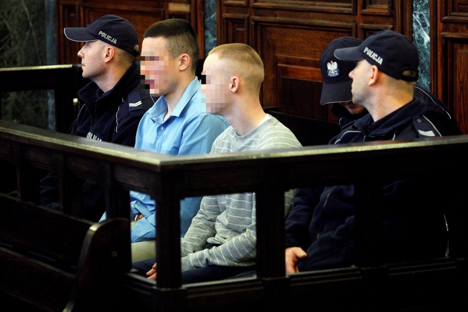 Oskarżeni (C) ws. o gwałt i zabójstwo młodej kobiety /Artur Reszko /PAP