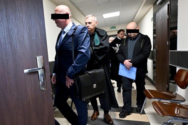 Oskarżeni i ich obrońcy na korytarzu Sądu Rejonowego w Skarżysku-Kamiennej /Piotr Polak /PAP