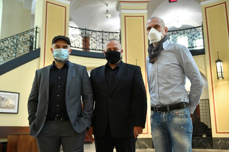 Oskarżeni Michał Wojcieszczuk, Rafał Suszek i Konrad Korzeniowski pozują do zdjęcia przed salą Sądu Rejonowego w Gdańsku / 	Adam Warżawa    /PAP