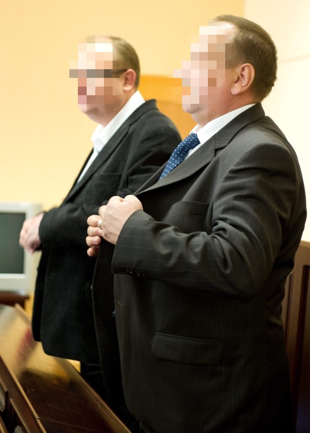 Oskarżeni policjanci Remigiusz M. (z prawej) i Maciej L. (z lewej) /Grzegorz Michałowski /PAP/EPA