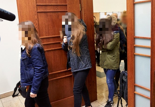 Oskarżone dziewczyny wchodzą na salę sądową / 	Adam Warżawa    /PAP