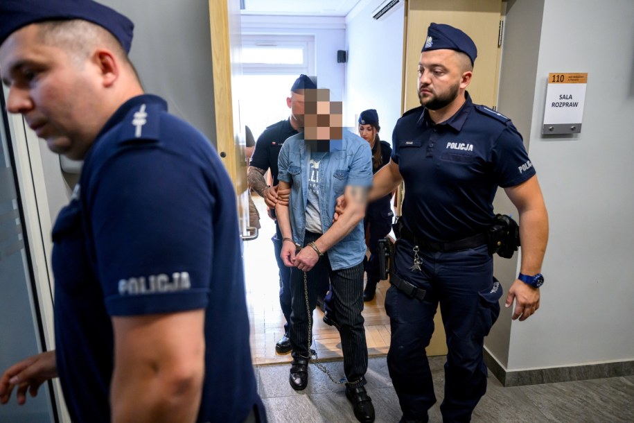 Oskarżony Alexandr L. (C) na korytarzu Sądu Okręgowego w Poznaniu /	Jakub Kaczmarczyk   /PAP