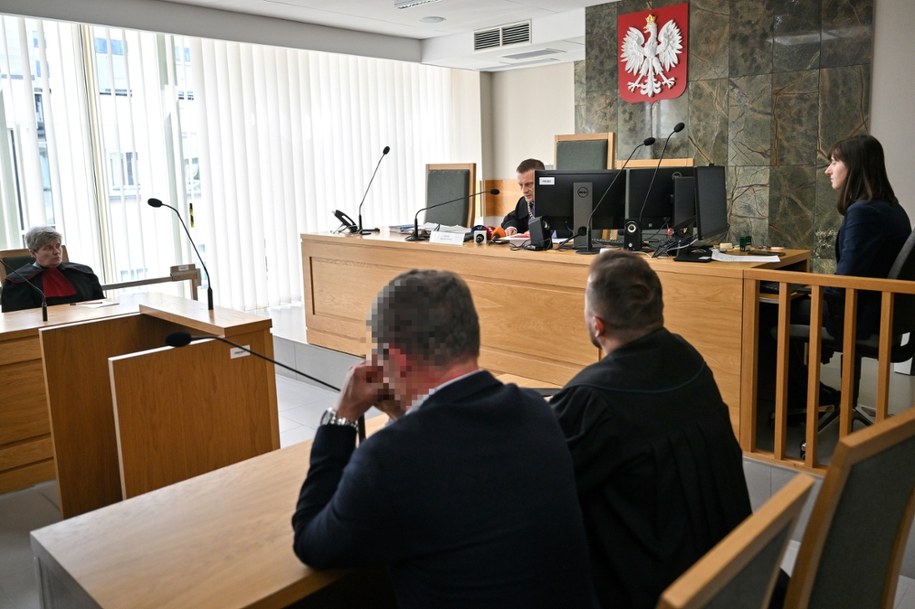 Oskarżony Andrzej H. (2L), jego obrońca Marcin Ostrowski (2P), sędzia Sławomir Szyrmer (C) i prokurator Dorota Tuchowska (L) w Sądzie Rejonowym w Krakowie /Art Service /PAP