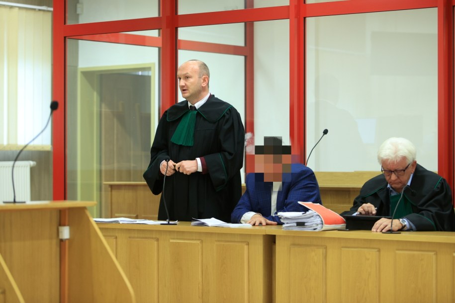 Oskarżony Grzegorz J. (w środku) na sali rozpraw Sądu Okręgowego w Rybniku /Jarek Praszkiewicz /PAP