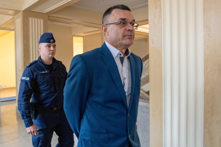 Oskarżony Grzegorz Łuczak doprowadzany na salę rozpraw /	Grzegorz Michałowski   /PAP