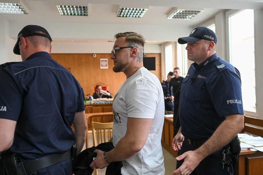Oskarżony Łukasz Żak (C) na sali rozpraw Sądu Rejonowego dla Warszawy-Śródmieścia. /Marcin Obara /PAP