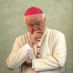Oskarżony o pedofilię arcybiskup swobodnie porusza się po Watykanie