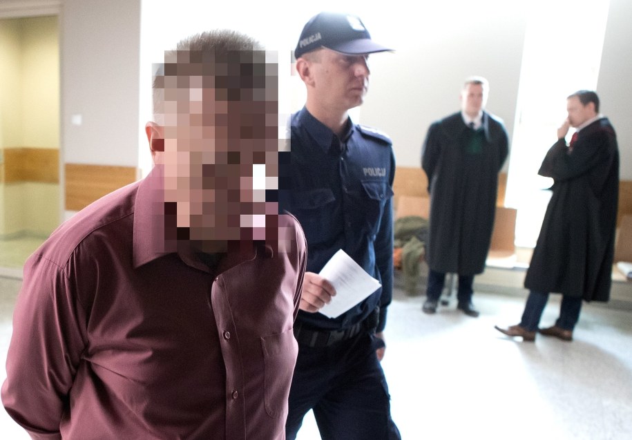 Oskarżony Paweł W. w drodze na rozprawę /Łukasz Gagulski  /PAP
