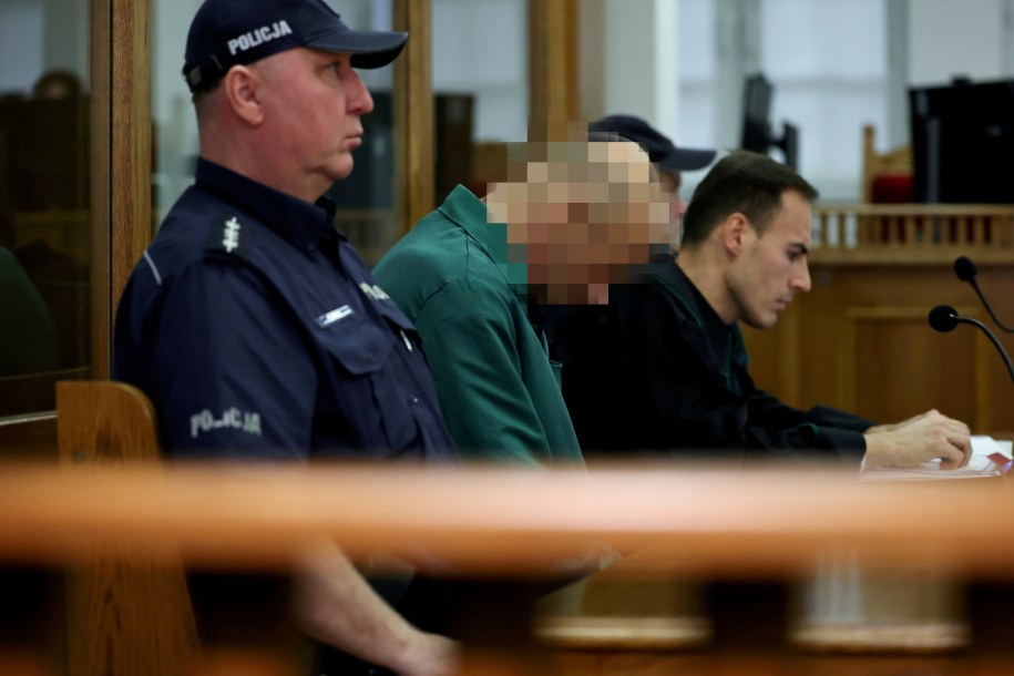 Oskarżony Piotr G. (C) na sali Sądu Okręgowego w Kościerzynie / 	Adam Warżawa    /PAP
