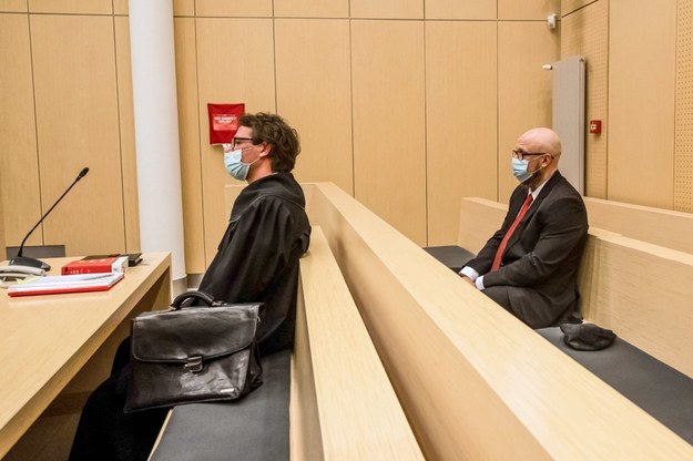 Oskarżony (z prawej) na sali sądowej /Bartosz Jankowski /PAP