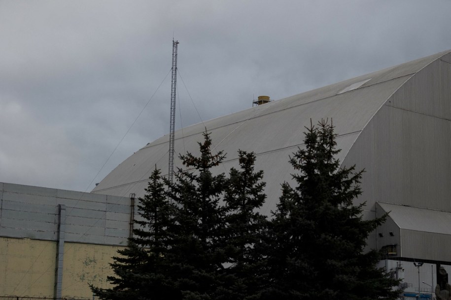 Osłabiona powłoka elektrowni jądrowej w Czarnobylu /TETIANA DZHAFAROVA/AFP/East News /East News