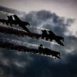 Oślepiał laserem pilotów, którzy ćwiczyli w nocy. Stanie przed sądem