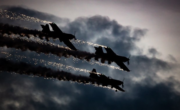 Oślepiał laserem pilotów, którzy ćwiczyli w nocy. Stanie przed sądem