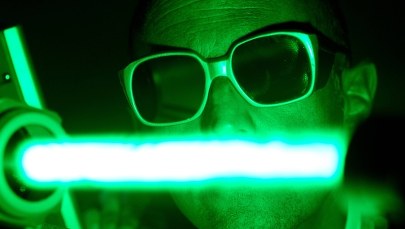 Oślepiał pilotów laserem. Grozi mu 8 lat więzienia