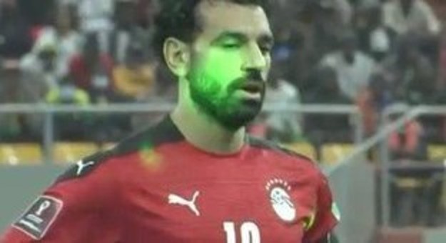 Oślepiany laserem Mohamed Salah /Twitter /