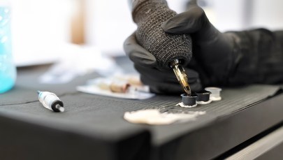 Oślepła przez tatuaże oczu. Piotr A. musi zapłacić 150 tys. zł