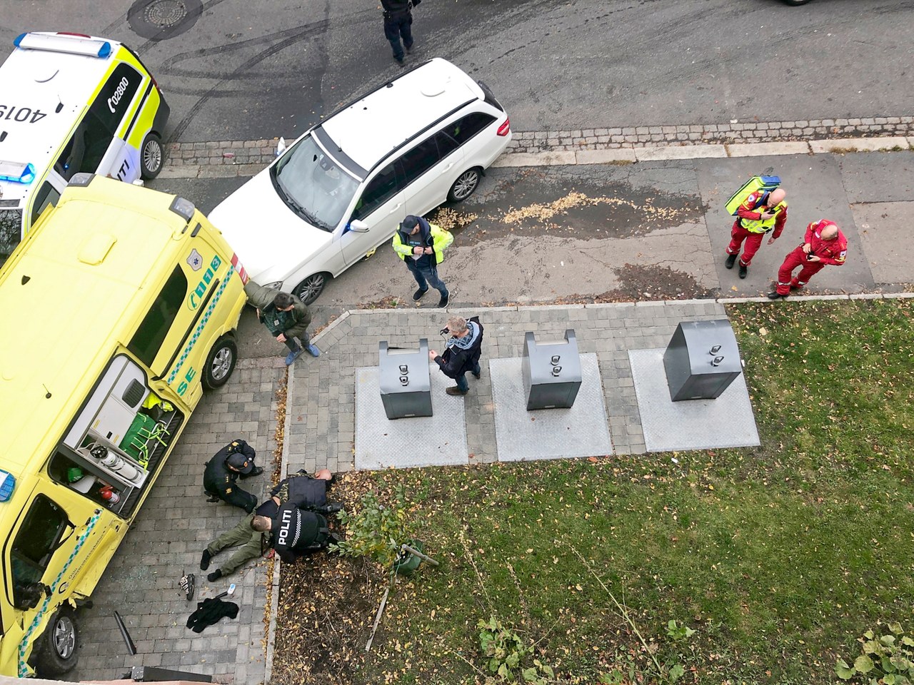 Oslo: Uzbrojony napastnik skradł karetkę. Potrącił kilka osób, w tym wózek z bliźniętami