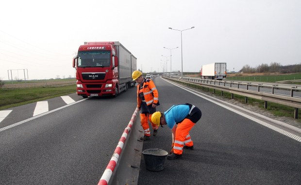 ​Ośmiokilometrowa plama oleju, zderzenie dwóch tirów. Utrudnienia na A4