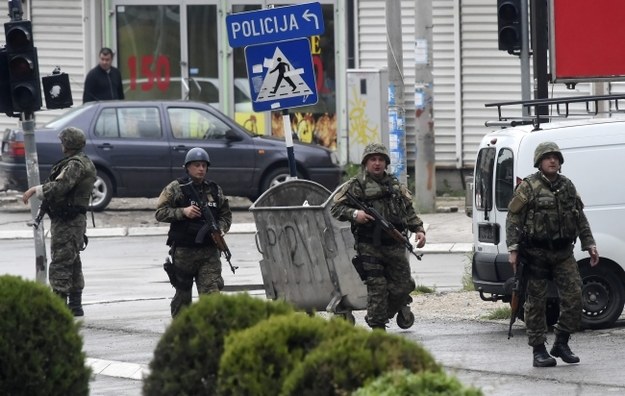 Ośmiu macedońskich policjantów zginęło w strzelaninie z oddziałem terrorystów, którzy przybyli z sąsiedniego Kosowa /GEORGI LICOVSKI /PAP/EPA