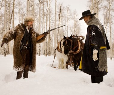 Ósmy film w reżyserskiej karierze Quentina Tarantino to kolejny po "Django" western. Jak zwykle w przypadku tego twórcy gatunkowy kostium jest tu pretekstem do zabawy z konwencją - w odróżnieniu od klasycznych westernów akcja filmu Tarantino rozgrywa się w zimie w zaśnieżonym Wyoming.