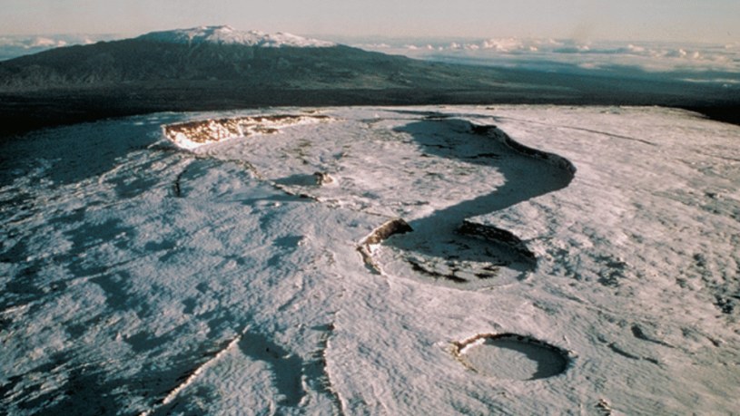 Ośnieżona kaldera wulkaniczna Kauna Loa /Donald W. Peterson, USGS /domena publiczna