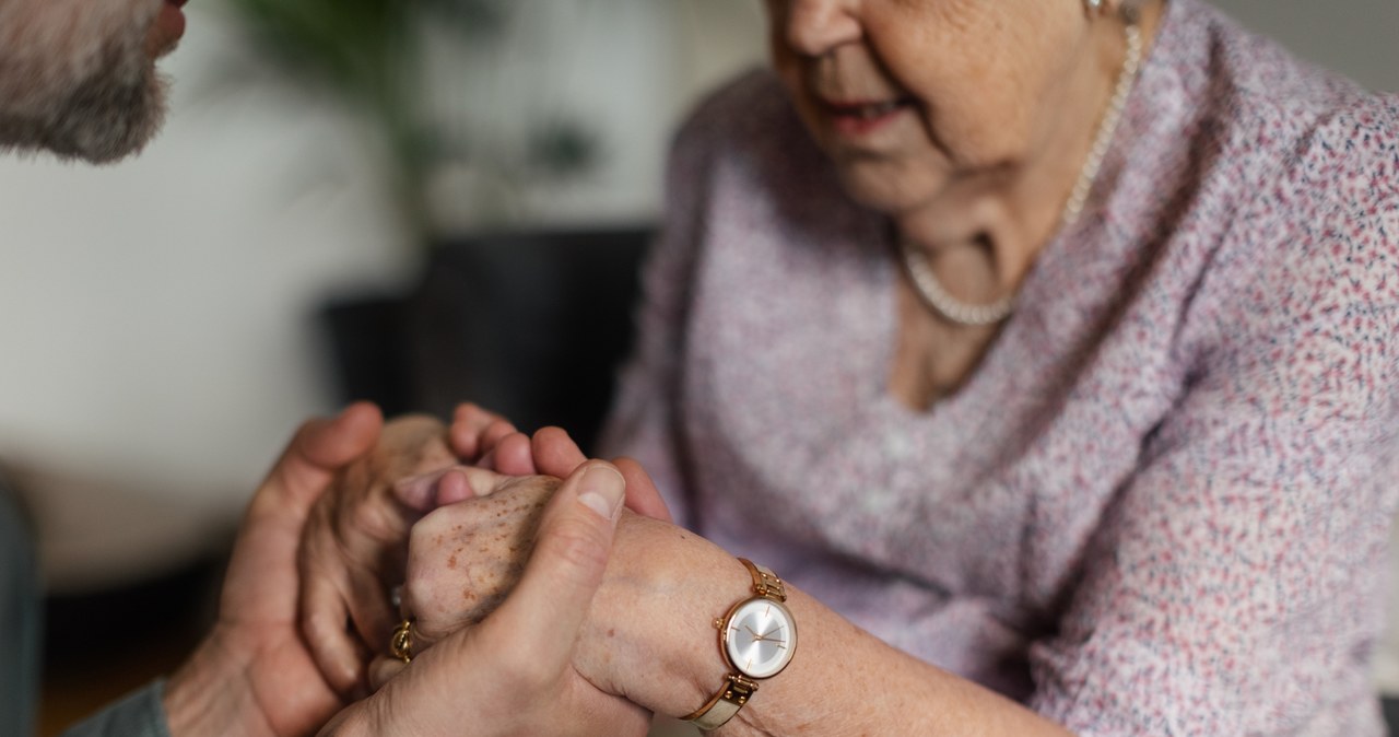 Osoba chora na Alzheimera w pewnym momencie nie jest w stanie już samodzielnie się ubrać, umyć, przyrządzić sobie posiłku. Traci też kontrolę nad swoimi emocjami /123RF/PICSEL