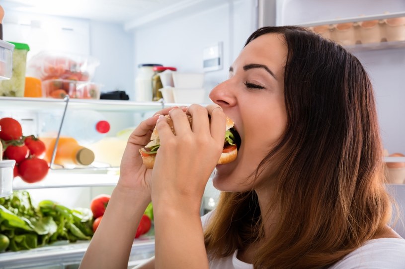 Osoba dotknięta kompulsywnym objadaniem się redukuje napięcie poprzez jedzenie /123RF/PICSEL