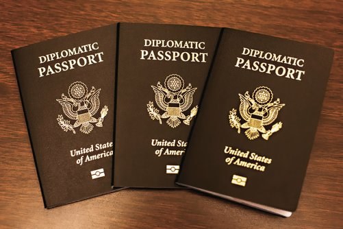 Osoba posiadająca paszport dyplomatyczny nie może zostać ukarana. /Motor