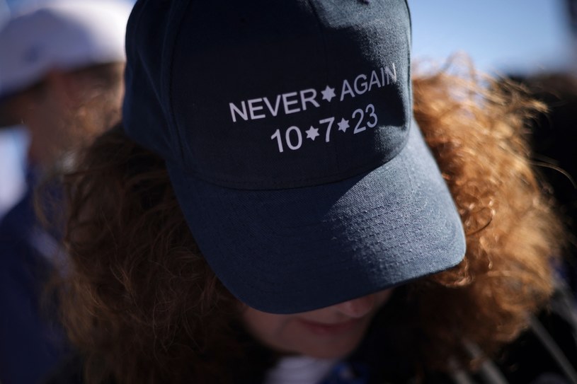 Osoba w kapeluszu z napisem „Nigdy więcej 10*7*23 /Alex Wong/Getty Images/AFP /AFP