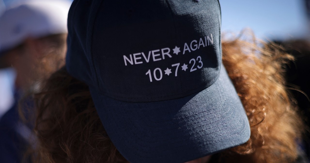 Osoba w kapeluszu z napisem „Nigdy więcej 10*7*23 /Alex Wong/Getty Images/AFP /AFP
