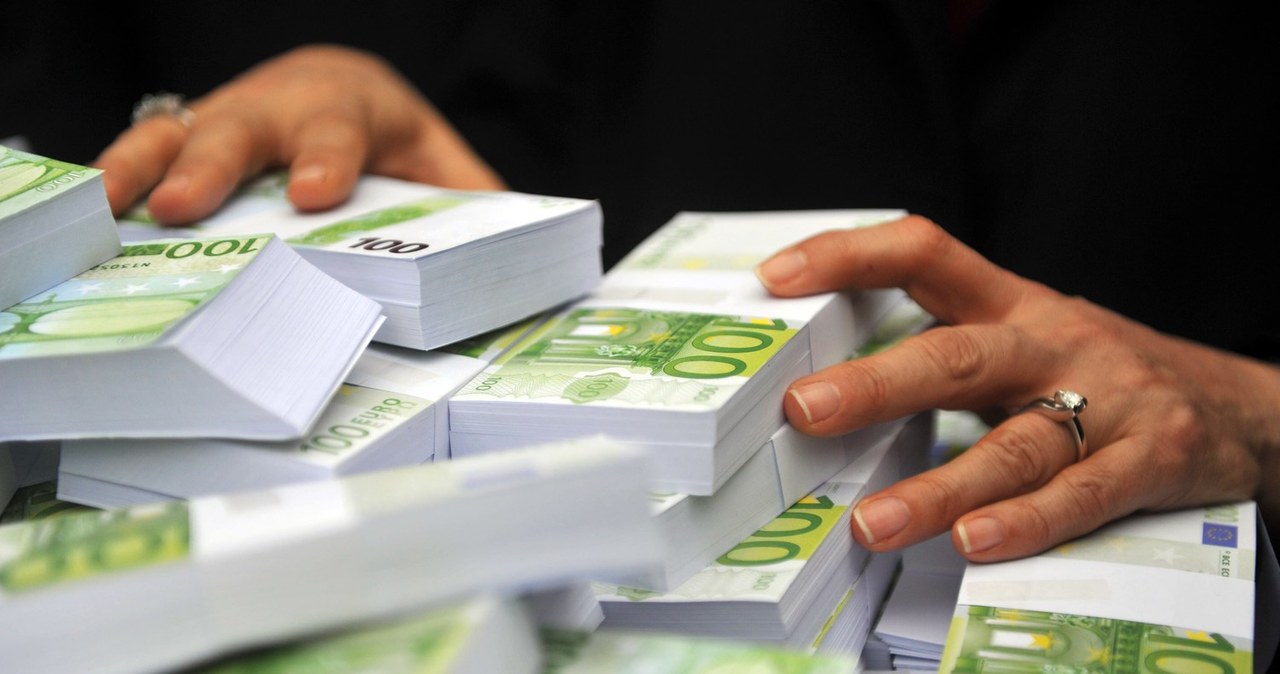 Osoba zarabiająca w Polsce "średnią krajową" potrzebowałaby ponad 83 lat, aby zarobić milion euro - wynika z badania serwisu Picodi.com. /AFP