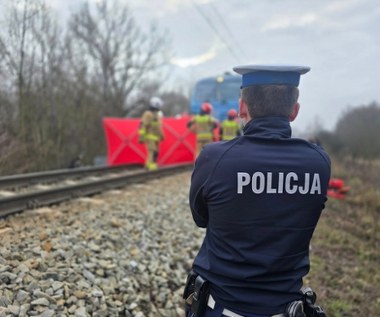 Osobówka wjechała pod pociąg. Nie żyją dwie osoby