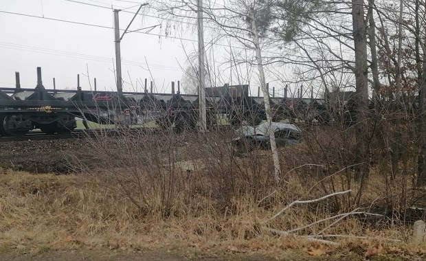 Osobówka wjechała pod pociąg. Tragedia w Wielkopolsce