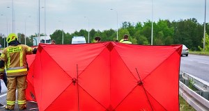 Osobówka wjechała w ciężarówkę. Trzy osoby zginęły na miejscu