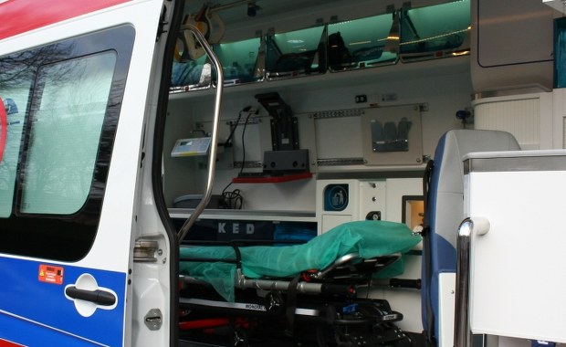 Osobówka wjechała w karetkę w Chęcinach. 5 osób rannych