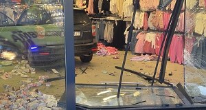 Osobówka wjechała w witrynę sklepu. 63-latce pomyliły się pedały